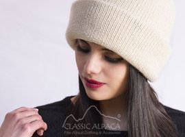 Woman wearing a beige knit hat