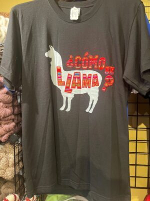 ¿Cómo se llama?" text on shirt