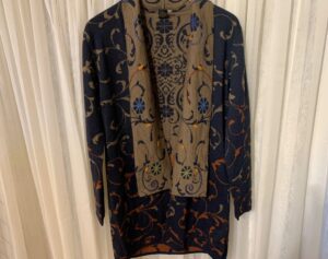 Elegant embroidered coat with floral design