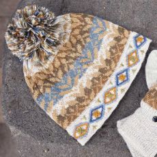 Knitted beanie with geometric pattern